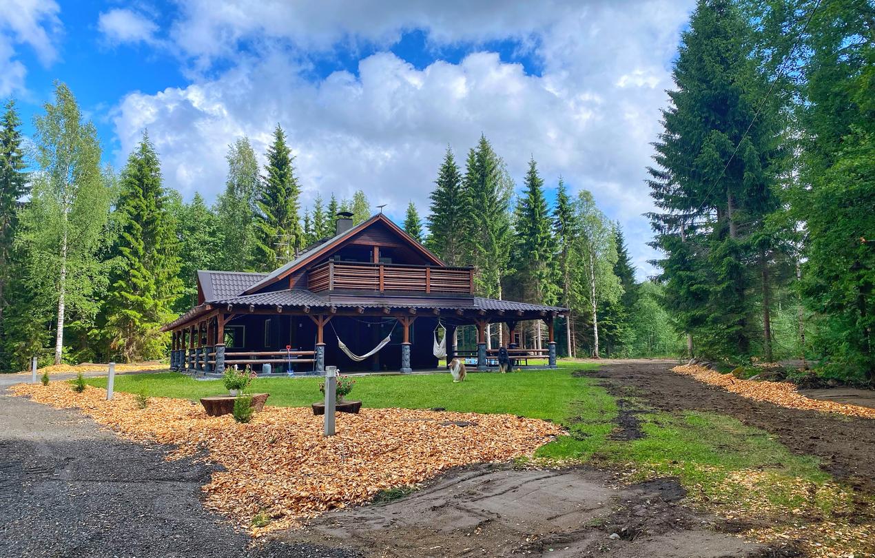 Kaivinkoneen muotoilema pihapiiri luonnonläheisellä tontilla