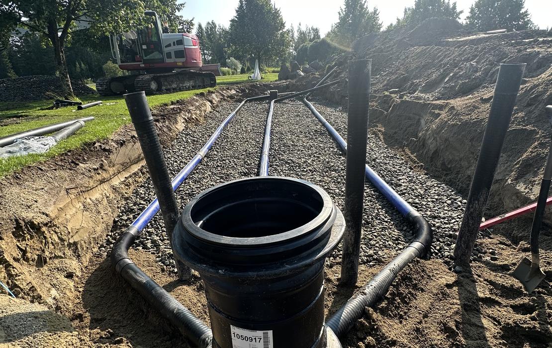 Salaojajärjestelmän asennus käynnissä uudella piharakennustyömaalla.