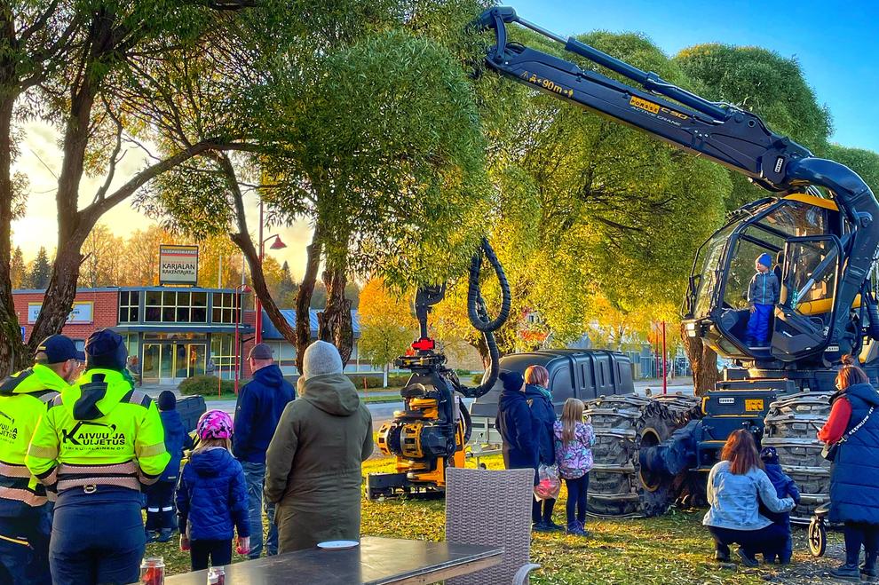 Metsäkone esittelyssä yleisötapahtumassa Ilomantsissa – Kaivuu ja Kuljetus Kari Kuivalainen Oy:n työntekijöitä paikalla.